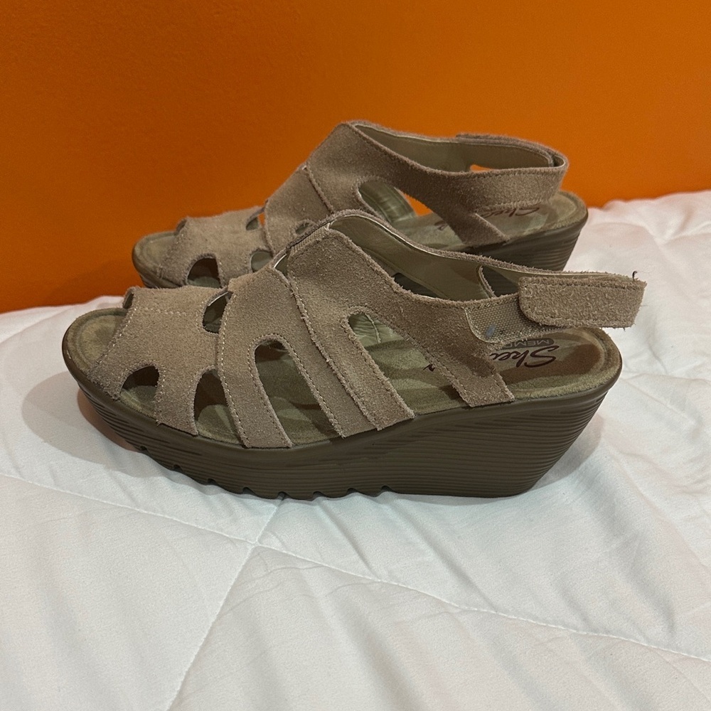 NEW Skechers Tan Suede Women's Sandals size 6